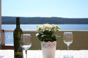 Sea view apartment with boat rentals and Seafood restaurant